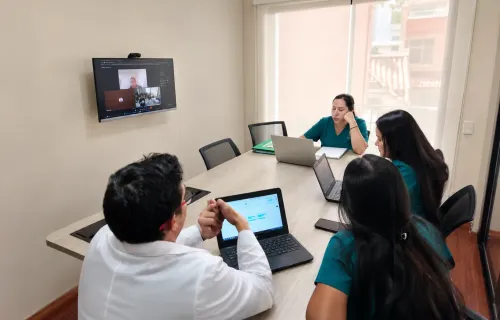 Equipo de Anesis reunido en ateneo clínico con videoconferencia